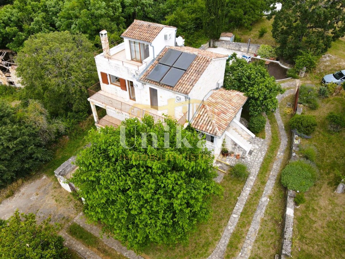 Proprietà con due case in pietra - piscina e ampio giardino
